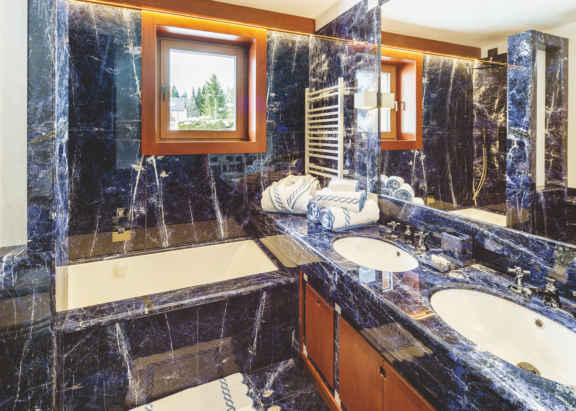 27 – Blue suite bathroom Chalet Dolce Vita blue suite bathroom